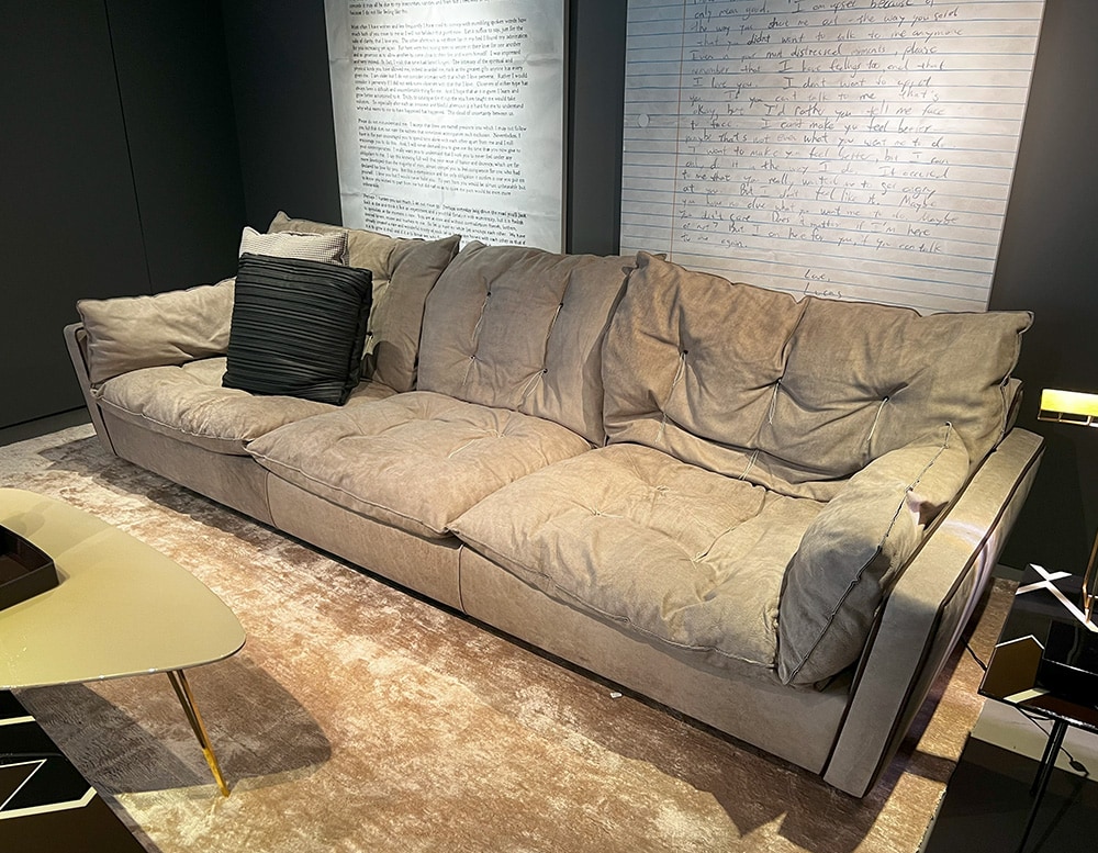 Characterized by small leather details