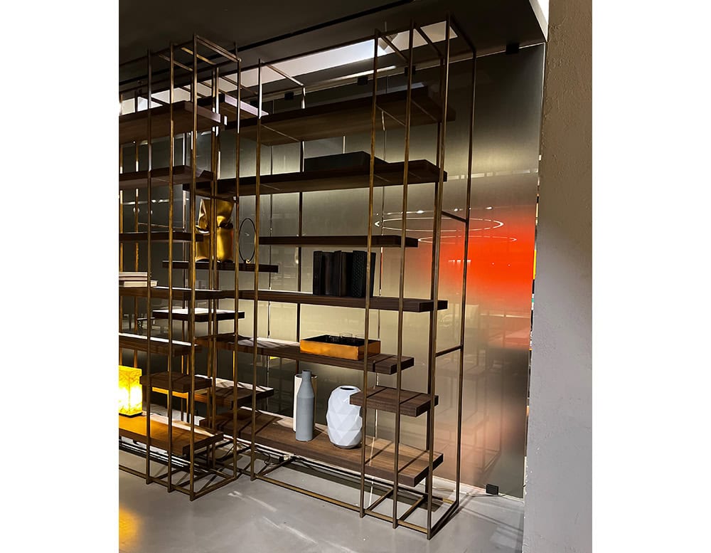 disp_Hen_Cage_B_Bookcase_Big_001