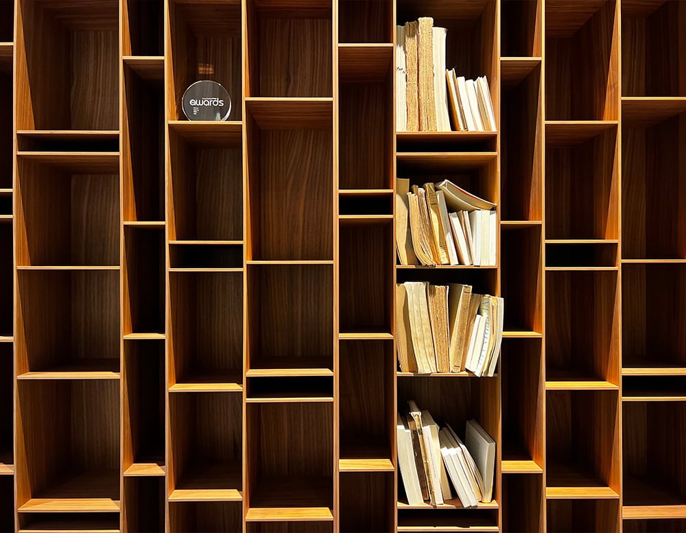 disp_MDF_Random_Bookcase_Walnut_003